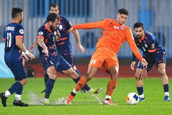  لاعب كاظمة منتصر لحتيمي محاصرا بين لاعبي اليرموك
