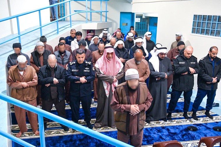 رئيس مجلس الوزراء بالإنابة ووزير الداخلية الشيخ فهد اليوسف يؤدي صلاة المغرب مع عدد من القيادات الأمنية ونزلاء