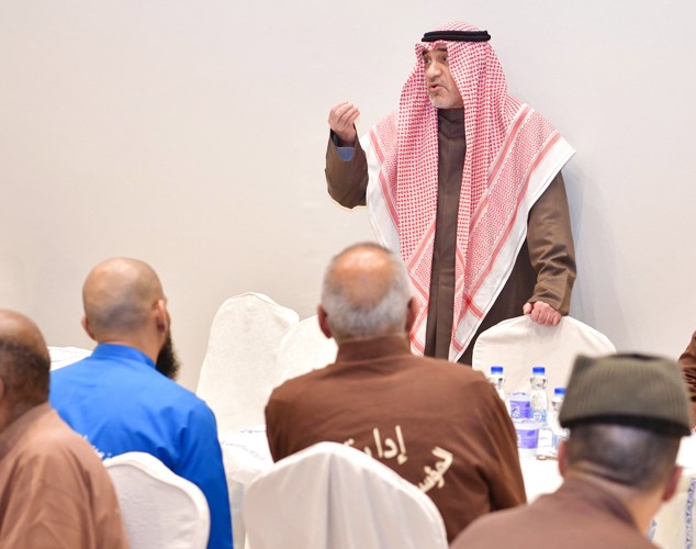 رئيس مجلس الوزراء بالإنابة الشيخ فهد اليوسف متحدثا قبل الفطور