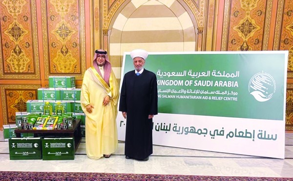 مفتي لبنان الشيخ عبداللطيف دريان مستقبلا السفير السعودي وليد بخاري في دار الفتوى (محمود الطويل)