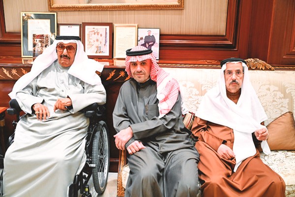 أنس الصالح مع العم أحمد الثويني
