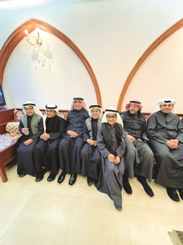 فيصل البرجس ومحمد حمد الغانم ومشاري الكليب مع الأبناء حمد الغانم وفيصل الغانموحمد الرومي وفهد المشعان