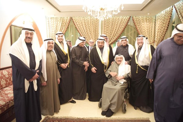 الشيخ صباح جابر العلي والشيخ فهد جابر العلي وعادل الزواوي ومحمد عبدالمحسن البرجس وبدر جاسم البرجس ووليد البرجس وفهد البرجس (محمد هاشم)