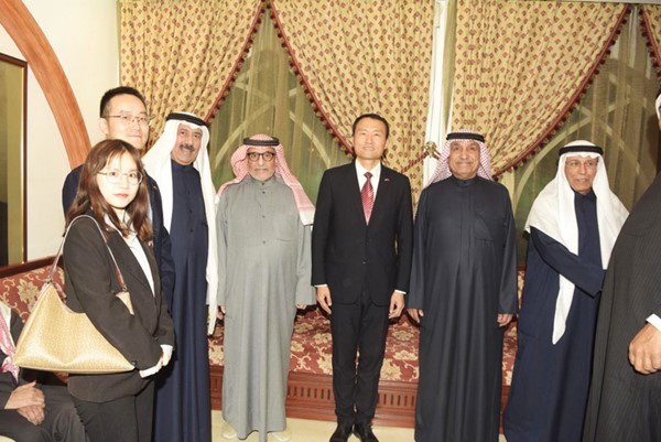سفير الصين تشانغ جيانوي والقنصل الصيني ومحمد البرجس وفيصل البرجس ومحمد جاسم البرجس وفهد البرجس