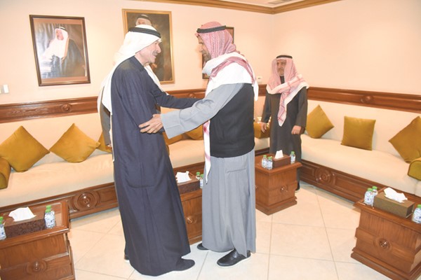 عبداللطيف السريع مستقبلا أحد المهنئين بشهر رمضان
