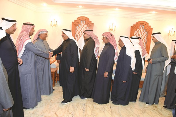 د.محمد الهيفي مستقبلا المهنئين بالشهر الفضيل