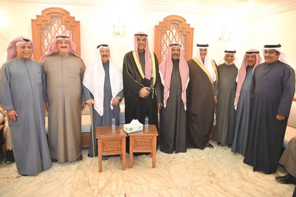 الشيخ حمود جابر الأحمد متوسطا سالم الهيفي وعلي الهيفي وعبدالله الهيفي ود.أحمد العوضي ود.محمد الهيفي