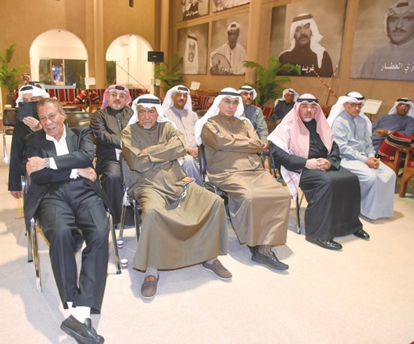 د. محمد الجسار يتوسط مساعد الزامل وجاسم النبهان ومحمد الويس وعدد من الحضور