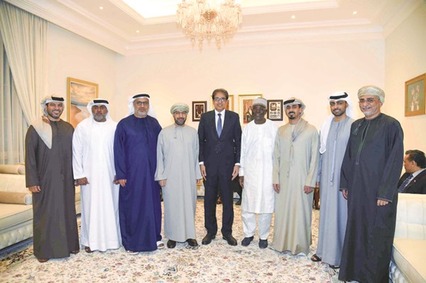 السفير العماني د.صالح الخروصي ونائبه شهاب بن سالم الرواس خلال استقبالهما السفير الإماراتي د.مطر حامد النيادي والسفير الليبي سليمان الساحلي ونائب السفير الإماراتي حمد المنصوري وعددا من الديبلوماسيين