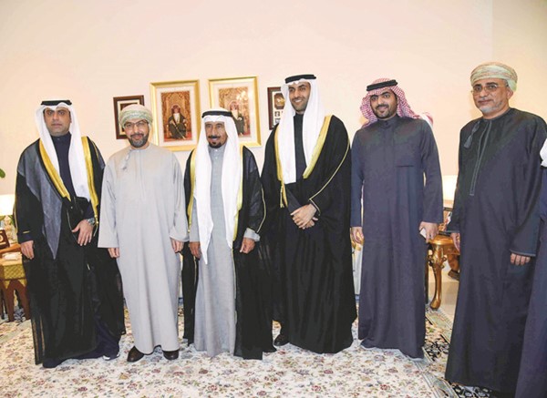الشيخ علي الجابر متوسطا السفير العماني د.صالح الخروصي ونائب السفير شهاب بن سالم الرواس ود. حمد روح الدين وعددا من الحضور