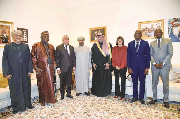 الشيخ عبدالله المشعل والسفيرة الأميركية كارين ساساهارا وسفير طاجيكستان د. زبيد الله زبيدوف وعدد من الديبلوماسيين يهنئون السفير العماني د.صالح الخروصي