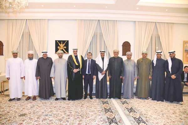 الشيخ فيصل الحمود المالك وعدد من الحضور يهنئون السفير العماني د.صالح الخروصي