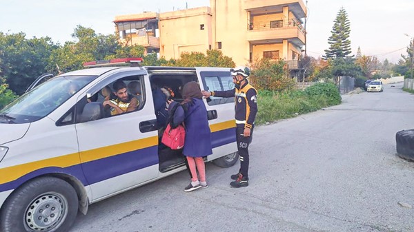 صورة نشرها الدفاع المدني الخوذ البيضاء لإجلاء عائلات من ريف اللاذقية نحو المدينة
