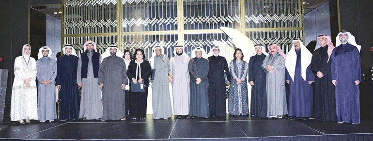 وزير التعليم العالي د.نادر الجلال ومديرة جامعة الكويت د.دينا الميلم ورئيس جمعية أعضاء هيئة التدريس بجامعة الكويت د.بدر العازمي يتوسطون المكرمين من رؤساء الهيئات الإدارية السابقة لجمعية أعضاء هيئة التدريس بجامعة الكويت