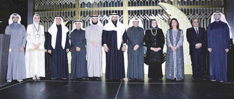 وزير التعليم العالي د.نادر الجلال ومديرة جامعة الكويت د.دينا الميلم ورئيس جمعية أعضاء هيئة التدريس بجامعة الكويت د.بدر العازمي يتوسطون المكرمين من مدراء جامعة الكويت السابقين