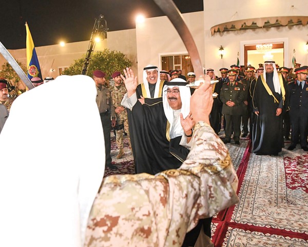 صاحب السمو الأمير الشيخ مشعل الأحمد وسمو ولي العهد الشيخ صباح الخالد خلال أداء العرضة في الحرس الوطني