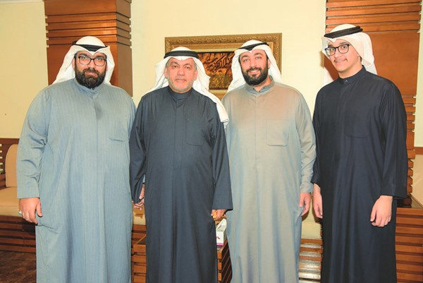 د.حسن كمال متوسطا مهنئيه