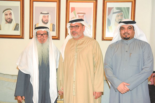 د.مطر النيادي مستقبلا بعض المهنئين