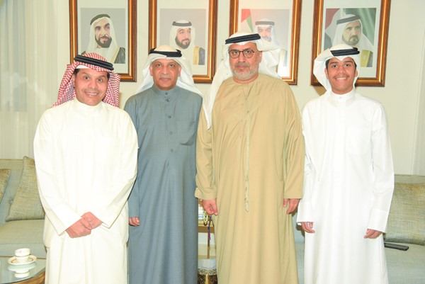 السفير الإماراتي متوسطا بعض المهنئين
