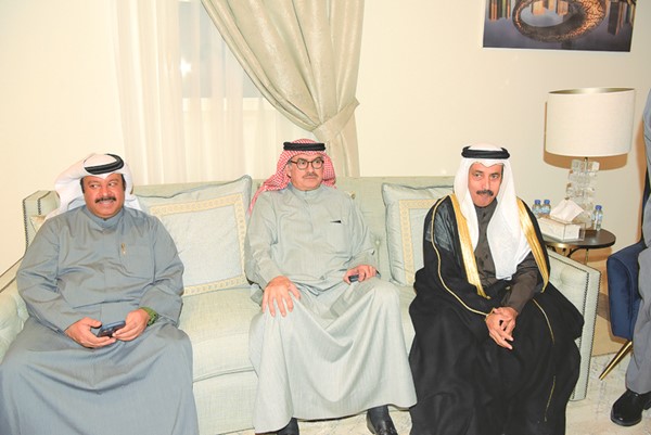 فواز المزروعي وبعض المهنئين في بيت الإمارات