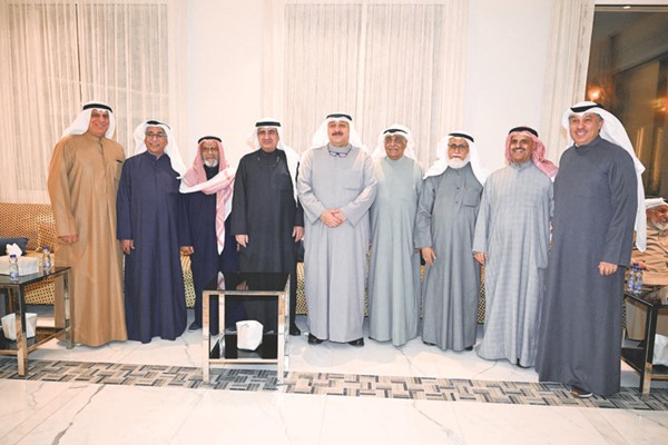 د.أحمد العوضي متوسطا م.عادل الخرافي ود،عبدالمحسن الجارالله الخرافي وعددا من المهنئين بالشهر الفضيل