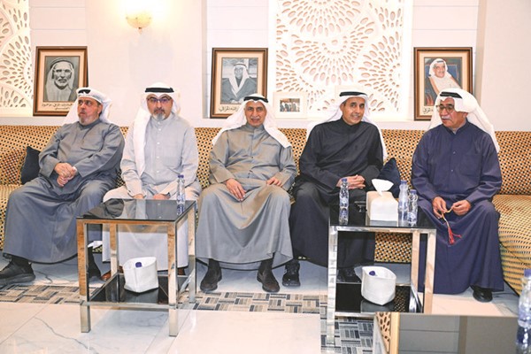 م.عادل الخرافي مستقبلا المباركين بشهر رمضان