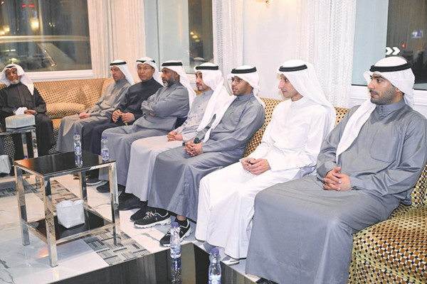 حامد العمران مع جانب من المهنئين بشهر رمضان في ديوان الجارالله الخرافي