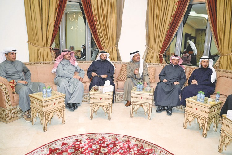 فهد المسعود ولؤي الخرافي وعدد من الحضور يهنئون د.سعد البراك وعبدالله البراك