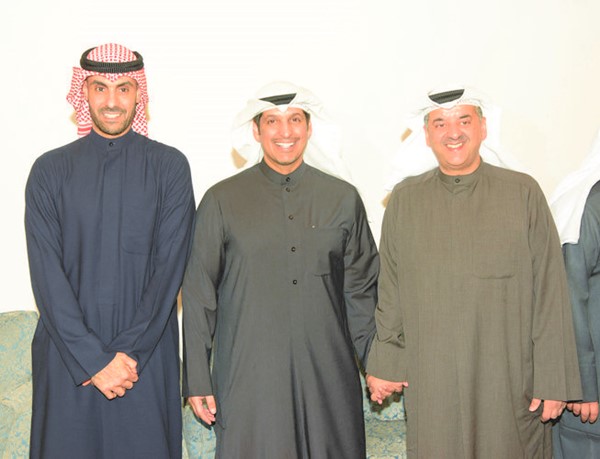 عبدالرحمن المطيري يتلقى التهاني من بدر الخرافي ووليد الخشتي