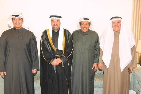 الشيخ خالد البدر متوسطا كليب أبا الغنايم وعبدالرحمن المطيري