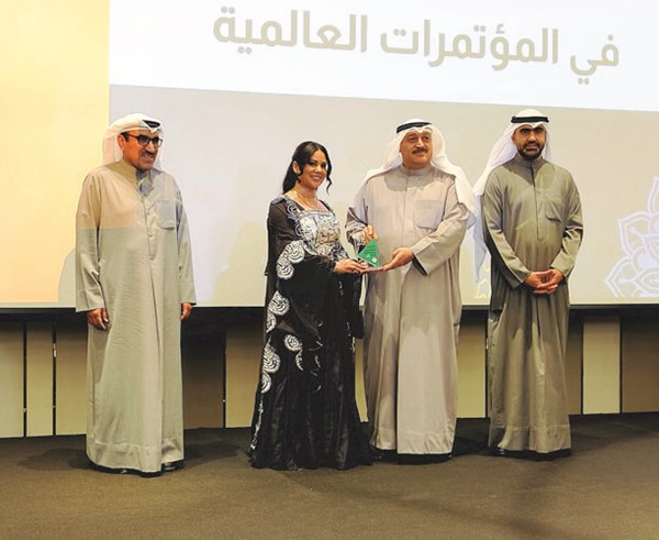 د.أحمد العوضي مكرما إحدى المشاركات في المؤتمرات العالمية
