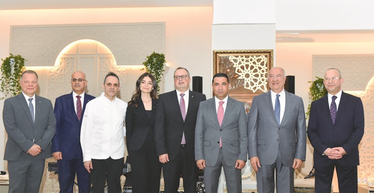 فهد أبو شعر ومنير عامر ومازن المهنا مع طاقم العمل