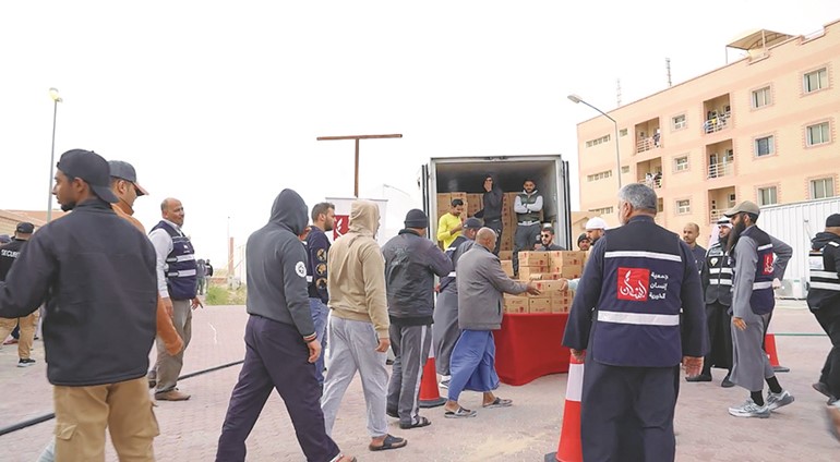 جانب من توزيع وجبات إفطار صائم على العمال