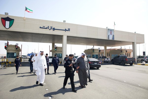 وزير الصحة يتفقد الخدمات الطبية في قاعدة صباح الأحمد البحرية ومنفذ النويصيب الحدودي