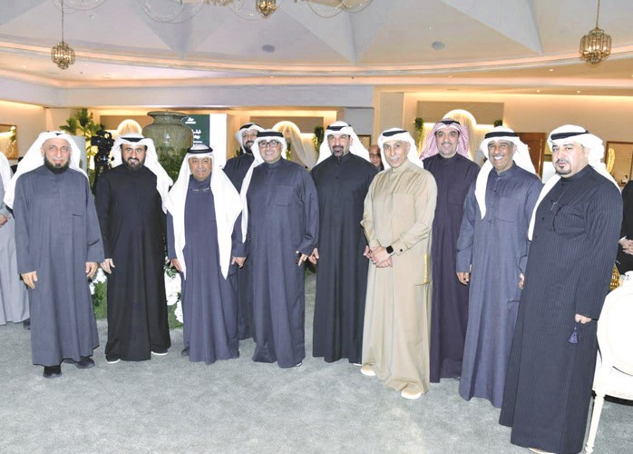 الوزير طارق الرومي والشيخ خالد الصباح وحمد المشاري في لقطة جماعية خلال الغبقة