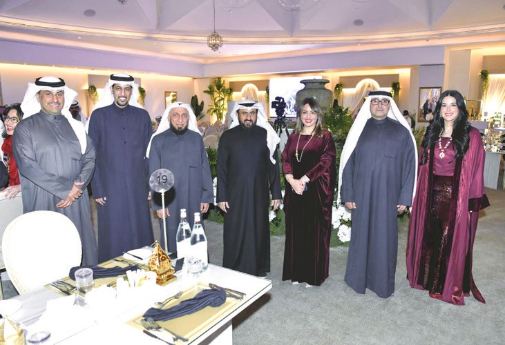 الشيخ خالد الصباح وحمد المشاري في لقطة جماعية مع عدد من الحضور