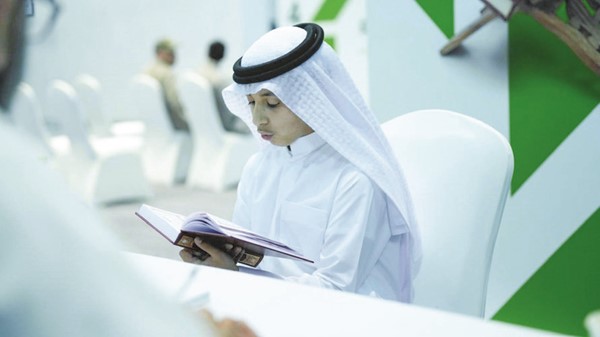 طفل يرتل القرآن الكريم
