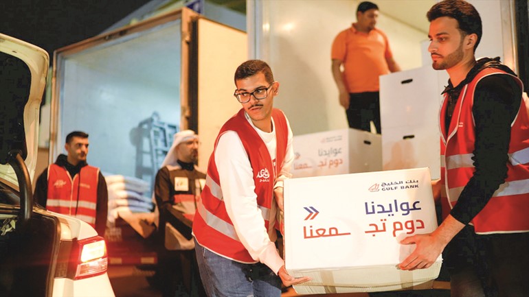  الخليج يوزع الماجلة الرمضانية على الأسر المتعففة