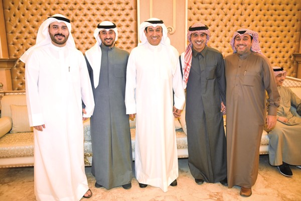 أحمد الشحومي متوسطا علي أتش ووليد علي وعبدالله البريكي