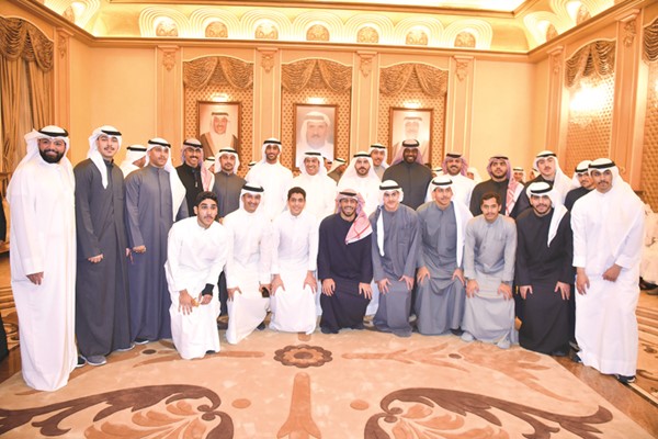 أحمد الشحومي متوسطا عددا من المهنئين