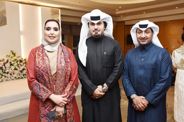 الشيخة مريم الصباح مع عدد من الحاضرين