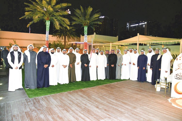 جانب من الحضور خلال الغبقة الرمضانية لسفيرنا في البحرين الشيخ ثامر الجابر