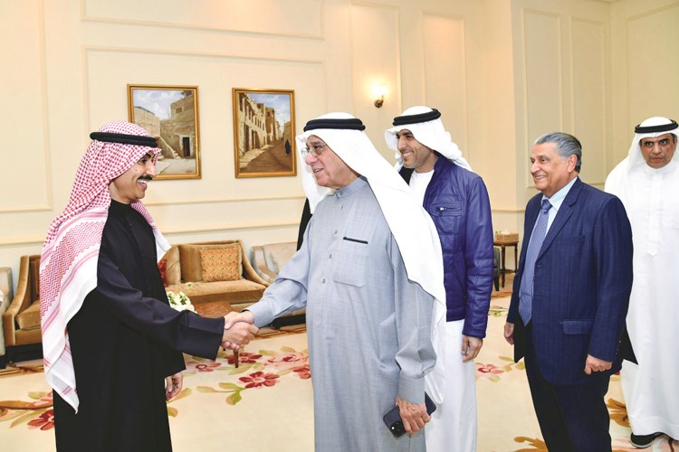 سفيرنا لدى البحرين الشيخ ثامر الجابر يتلقى تهنئة بالشهر الفضيل