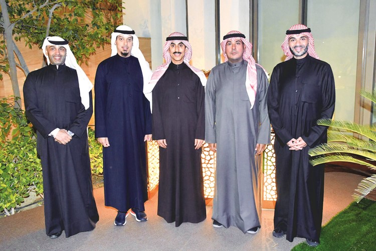 الشيخ ثامر الجابر مع بعض المباركين بالشهر الفضيل