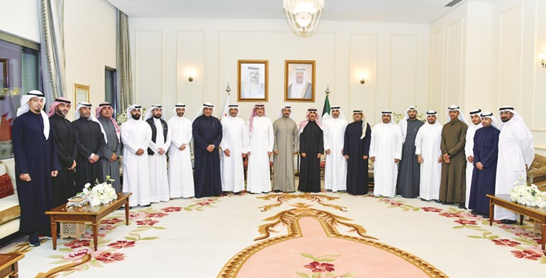 سفيرنا لدى البحرين الشيخ ثامر الجابر متوسطا عددا من الحضور في الغبقة الرمضانية التي أقامها بمناسبة الشهر الفضيل