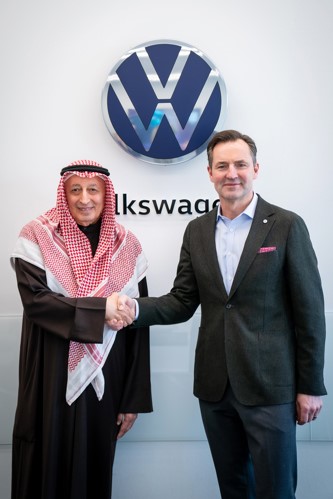 علي مراد بهبهاني بصحبة توماس شافير عضو مجلس الإدارة والرئيس التنفيذي للعلامة التجارية فولكس واجن