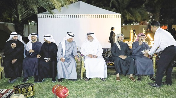 سفير الإمارات د.مطر النيادي مع عدد من الحضور خلال الملتقى