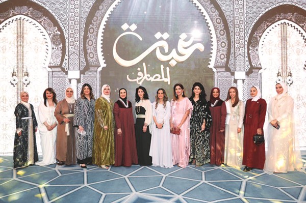 شيخة العيسى مع عدد من موظفات البنوك المحلية خلال الغبقة