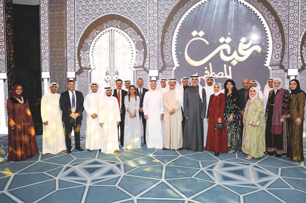 د.يعقوب الرفاعي ورائد بوخمسين ومحمد السقا ومحمد الشريف وعثمان توفيقي مع موظفي بنك الكويت الدولي KIB