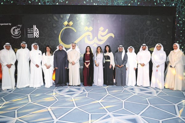 د.يعقوب الرفاعي وعبدالله السميط وشيخة العيسى وأفراح الأربش مع موظفي البنك الأهلي في لقطة جماعية